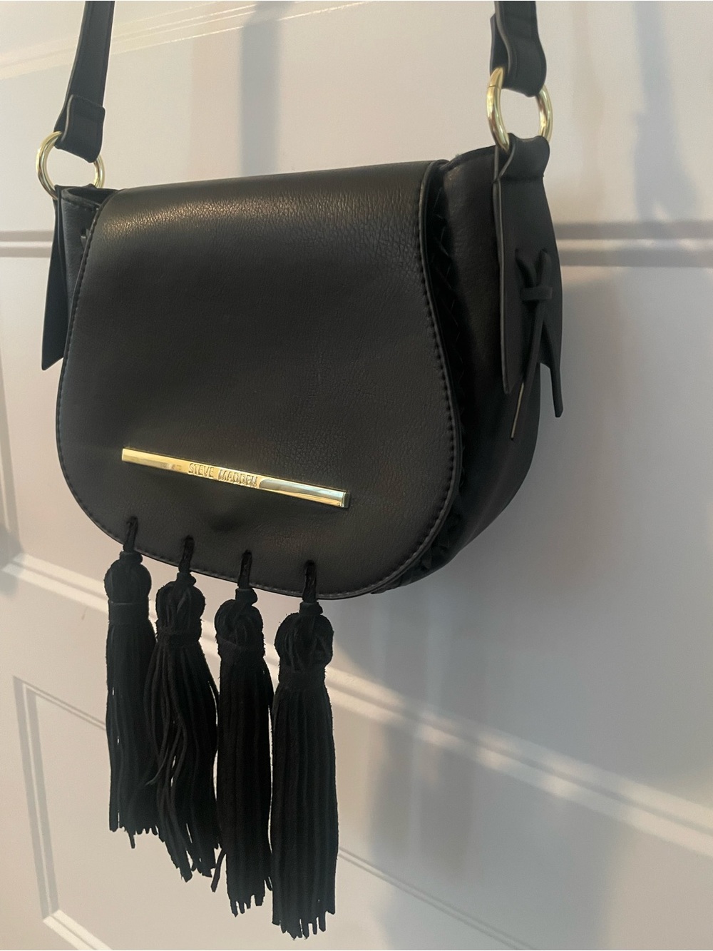 EUC Steve Madden Crossbody Saddle Bag with Fringe Tassels, black w/gold hardware